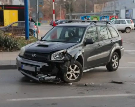 Бебето, пострадало в катастрофа в Русе, остава в болница