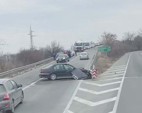 Челен сблъсък между две коли край Пловдив, жена е откарана в болница