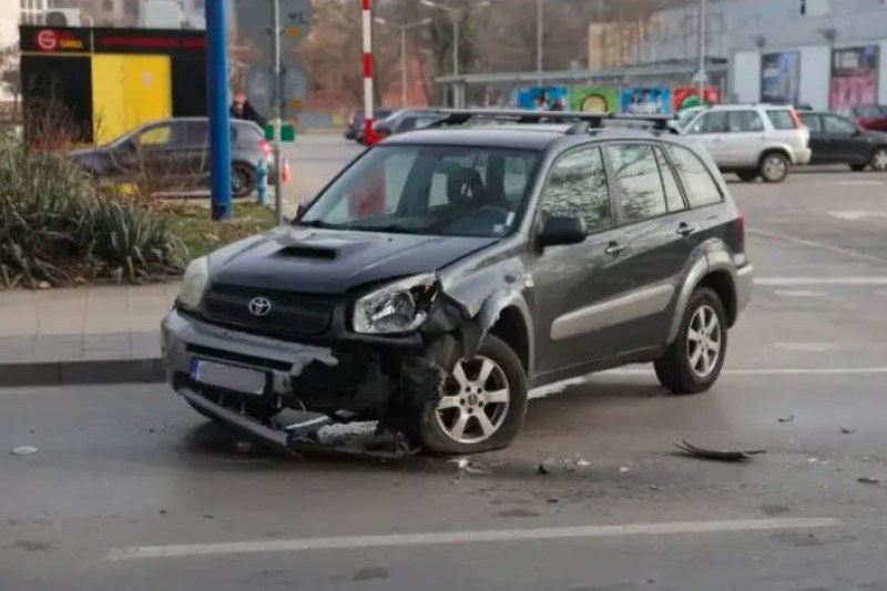 Бебето, пострадало в катастрофа в Русе, остава в болница