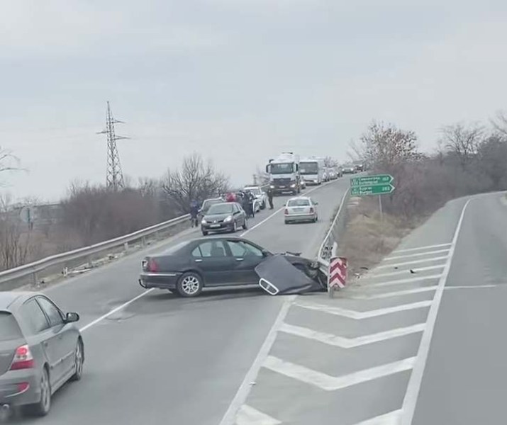 Челен сблъсък между две коли край Пловдив, жена е откарана в болница