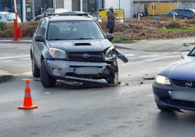 Майка и двете ѝ деца пострадаха при катастрофа в Русе  Жената