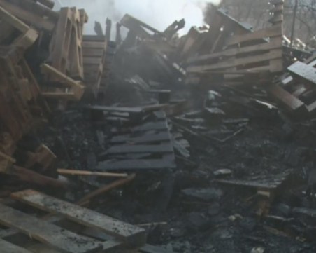 Все още тлее пожарът в склада за пелети между 