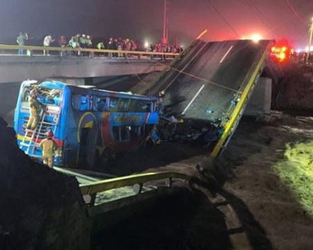 Жертви и десетки ранени, след като мост в Перу рухна и повлече със себе си автобус