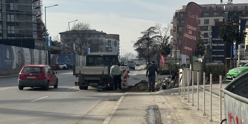 А пешеходците откъде? Разкопан тротоар по „Пещерско шосе”  прави преминаването невъзможно