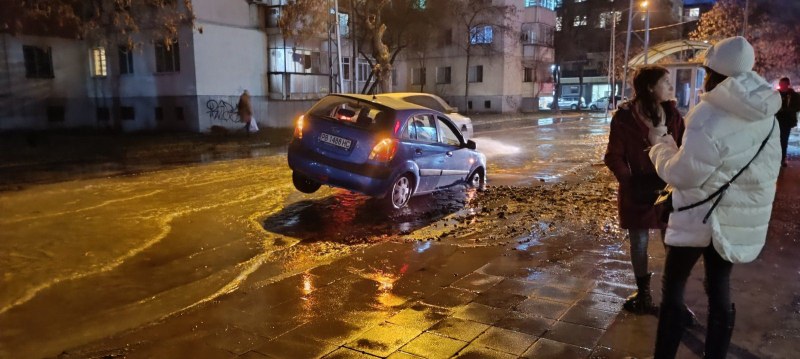 Голяма ВиК авария наводни ул. Пере Тошев“ в Кючук Париж.