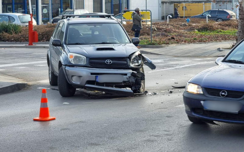 Продължава борбата за живота на майката, блъсната заедно с двете й деца в Русе