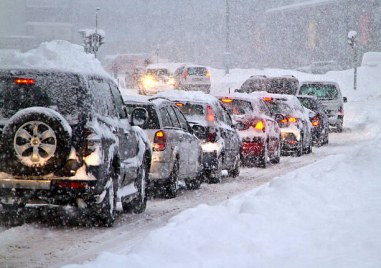 Силната снежна буря в Източна Швеция предизвика две верижни пътни