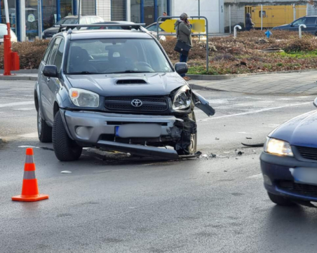 В кома е майката, пометена от кола на тротоар в Русе