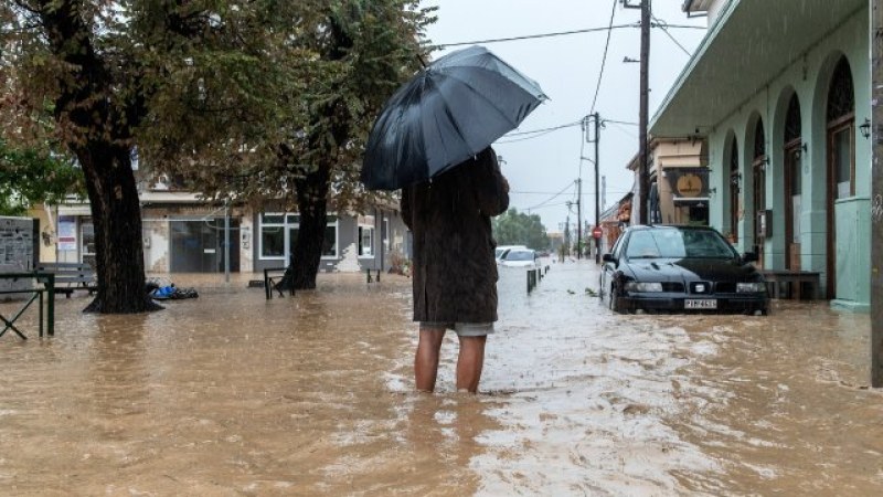 Обилни дъждове заливат Гърция, полицията предупреди да не се пътува