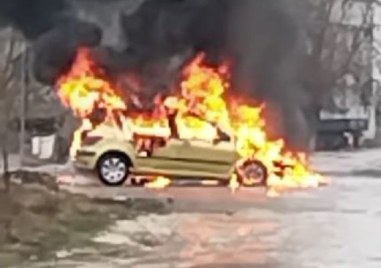 Кола избухна в пламъци днес в Пловдивско Возилото се е