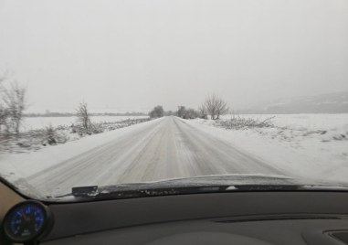 Малка снегопочистваща машина се е обърнала под детелината на околовръстното на