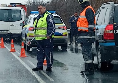 Тежка катастофа между бус и лека кола се е случила