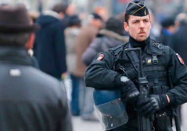 Мъж въоръжен с два меча който е отправил директна заплаха