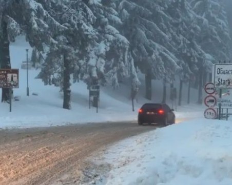 Интензивен снеговалеж  на проходите 