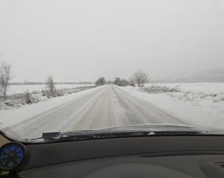 Снегорин се обърна в София, снежна обстановка в страната