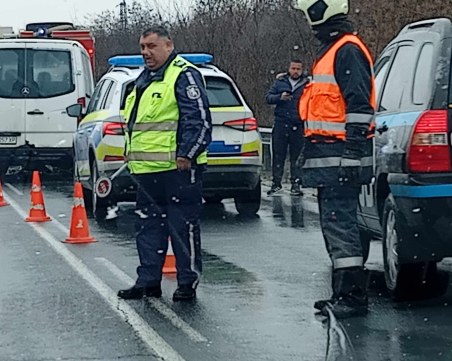 Тежка катастрофа със загинал и ранени между бус и лека кола, пожарна реже една от колите