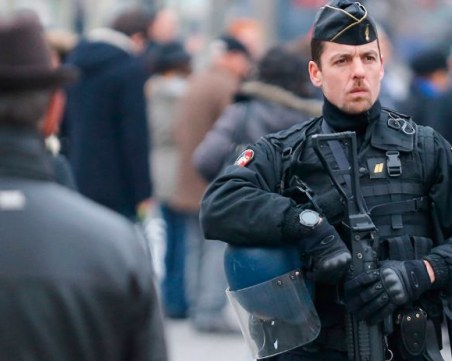 Въоръжен с мечове нападна полицаи в Париж, прострелян е