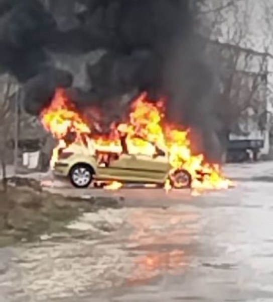 Кола се запали в пловдивско село ВИДЕО