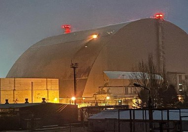 Продължават усилията за потушаване на огъня в АЕЦ Чернобил където се работи