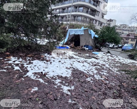 Майка и син клошари, гастролиращи с все багаж из пловдивските спирки, си спретнаха бивак край зона за отдих в Кършияка