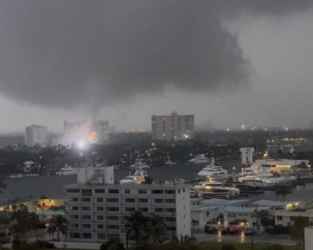 Най-малко 14 души са загинали при силни бури и наводненията в източната част на САЩ