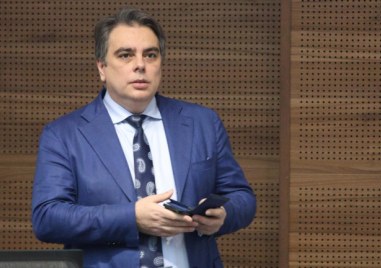 Асен Василев от Продължаваме Промяната Демократична България подари калкулатор на лидера