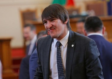 Народният представител от ГЕРБ СДС Даниел Александров сам се е отказал