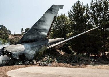 Най малко един човек загина след като два самолета се сблъскаха на летище