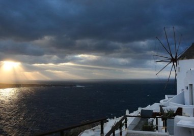 Интензивната сеизмична активност в Санторини продължава което засилва опасенията че