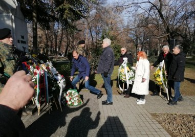С поклонение пред паметника в подножието на Бунарджика Пловдив почете