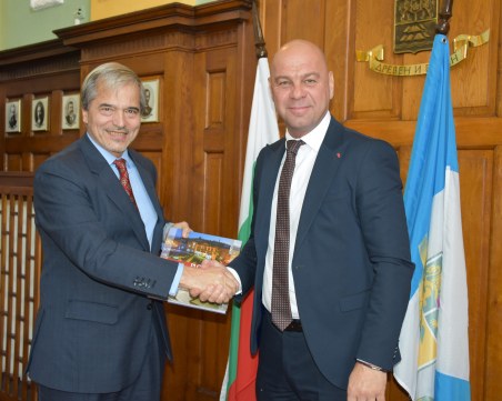 Кметът на Пловдив се срещна с аржентинския посланик, обсъдиха сътрудничество в земеделието и културата