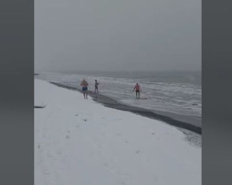 Смелчаци се топнаха във водите на Черно море ВИДЕО