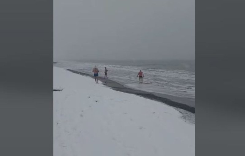 Смелчаци се топнаха във водите на Черно море ВИДЕО