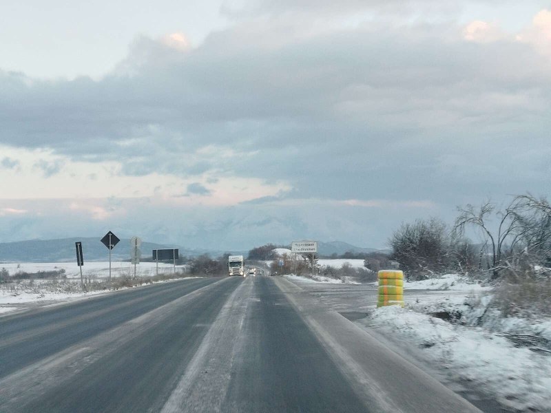 Зимна обстановка в страната, заледяване по пътя Пловдив-Карлово