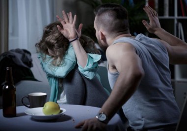 Полицията в Перник задържа 18 годишен младеж за домашно насилие над