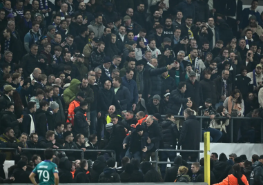 Мачът между Андерлехт и Фенербахче бе прекратен още в началото