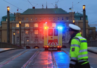 Двама души бяха убити при нападение с нож в магазин