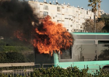 Експлозии станаха в няколко автобуса тази вечер град в Бат