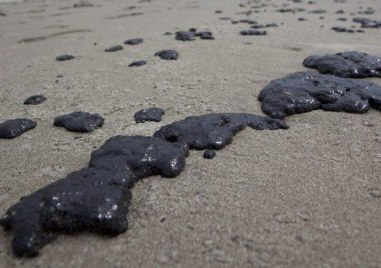 Мазут изплува на плаж Харманите край Созопол предава БНТ За това алармираха