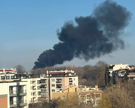 Голям пожар в Пловдив! Подпали се покривът на нова сграда  (ВИДЕО + СНИМКИ)