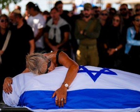 Хамас върна телата на четирима заложници, сред загиналите - майка с двете й деца