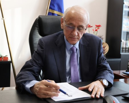 Здравният министър забрани със заповед износа на лекарства за недоносени деца и диабетици