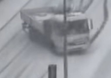 В Истанбул продължава обилният снеговалеж и лошото време Прочетете ощеТурските медии