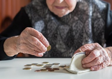 За първи път през тази година разходите за пенсии се