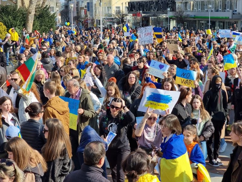 Граждански сбор в подкрепа на Украйна пред президентството в понеделник