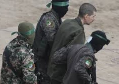 Палестинското ислямистко движение Хамас предаде на Червения кръст двама от