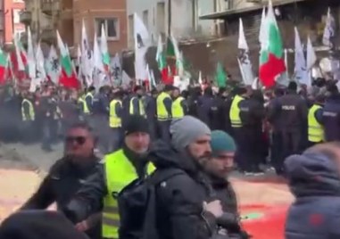 Димки и боя по сградата на ЕК в София на