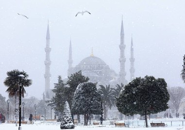 Силна снежна буря обхванала днес Истанбул парализира въздушния трафик в