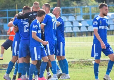 Лидерът Черноморец Бургас  победи Спартак Пловдив  с 2 1 в дербито за първото място и