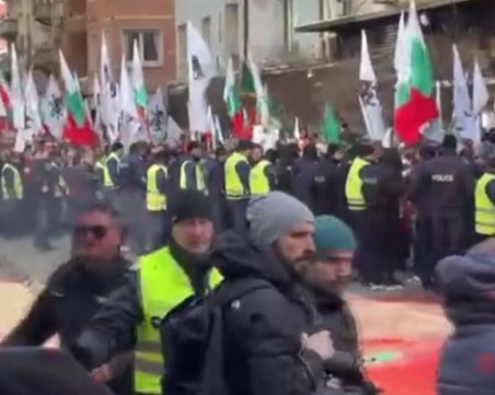 Напрежение пред сградата на ЕК: Димки, боя, огън и ранени полицаи на протеста срещу еврото ВИДЕО